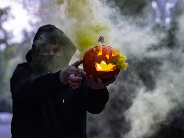 Plan Effrayant Homme Caucasien Tenant Une Citrouille Halloween Fumant Tout — Photo