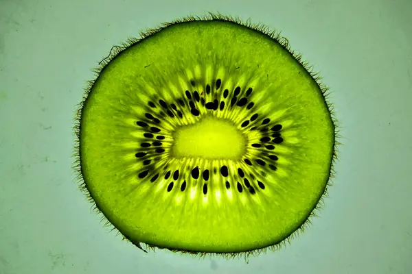 Una Macro Toma Kiwi Aislado Sobre Fondo Verde — Foto de Stock