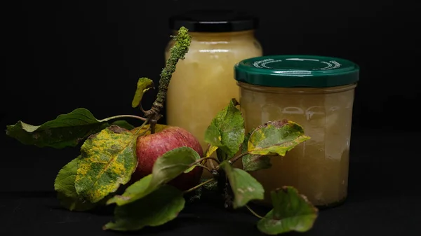 Una Deliciosa Mermelada Manzana Frasco Vidrio Sobre Fondo Negro — Foto de Stock