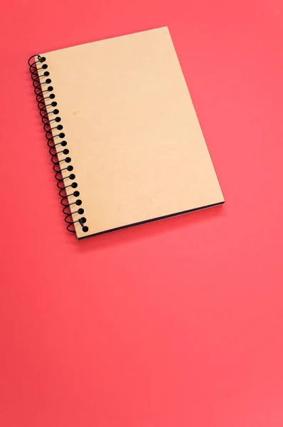 Eine Vertikale Aufnahme Eines Leeren Notizbuchs Auf Roter Fläche — Stockfoto