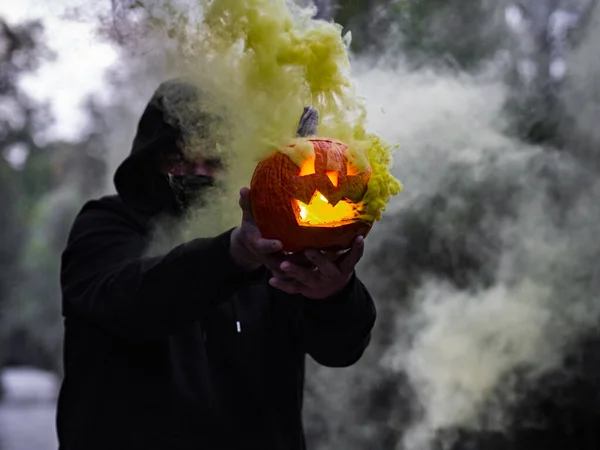 Espeluznante Disparo Tipo Caucásico Sosteniendo Una Calabaza Halloween Humeante Mientras — Foto de Stock