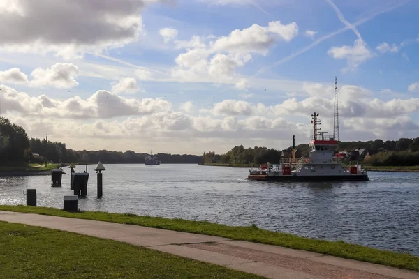 德国基尔 2020年10月19日 阳光普照的德国基尔运河轮渡船 — 图库照片