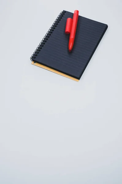 Plan Vertical Carnet Marqueur Sur Une Surface Bleue — Photo