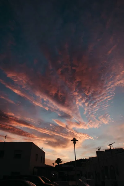 夕阳西下的美丽风景笼罩着建筑物 — 图库照片