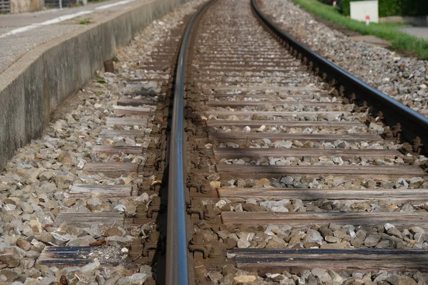 Primo Piano Una Ferrovia Rustica Vicino Una Stazione Ferroviaria — Foto Stock