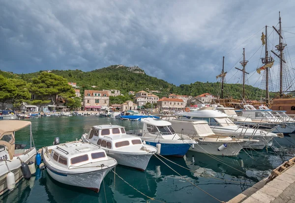 Dubrovnik Croacia Agosto 2019 Una Serie Yates Bordeando Pequeño Puerto — Foto de Stock