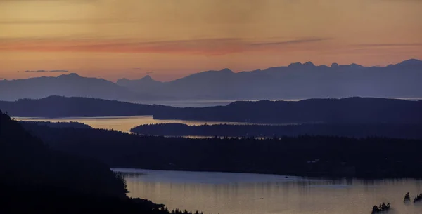 Panoramatický Záběr Jezero Horskou Krajinu Při Západu Slunce Ideální Pro — Stock fotografie