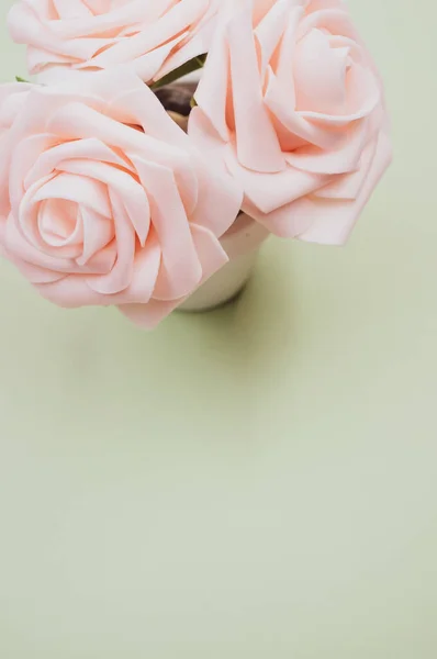 Górny Widok Zbliżenie Trzech Sztucznie Jasnoróżowych Róż Umieszczonych Garnku Odizolowanym — Zdjęcie stockowe