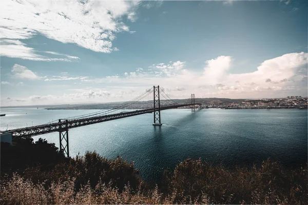 Eine Schöne Aufnahme Einer Langen Brücke Über Einen Fluss Lissabon — Stockfoto