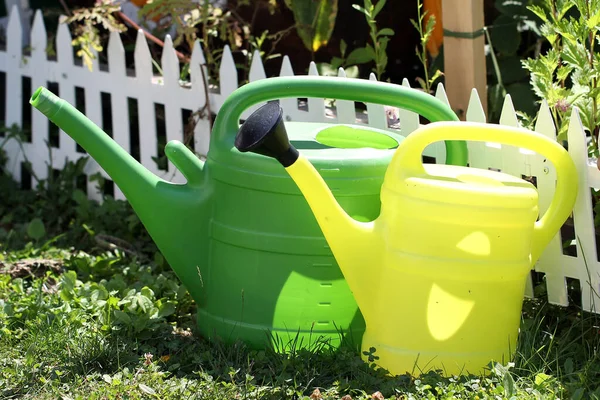 Een Close Shot Van Kleurrijke Plastic Drinkbussen Tuin — Stockfoto