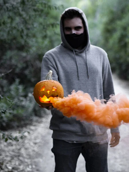 Una Toma Espeluznante Tipo Europeo Sosteniendo Una Calabaza Halloween Humeante — Foto de Stock