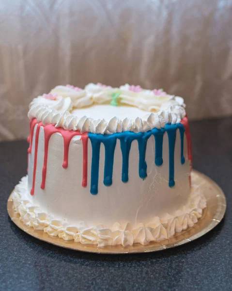 Vertical Closeup Shot Fresh Tasty Cake Decorated Roses Pink Blue — Stock Photo, Image