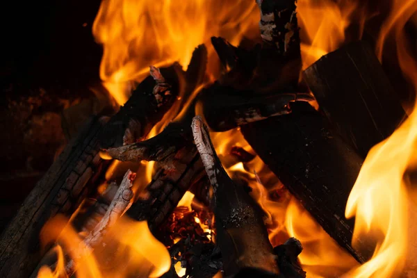 Nahaufnahme Einer Lagerfeuerflamme Die Holz Verbrennt — Stockfoto