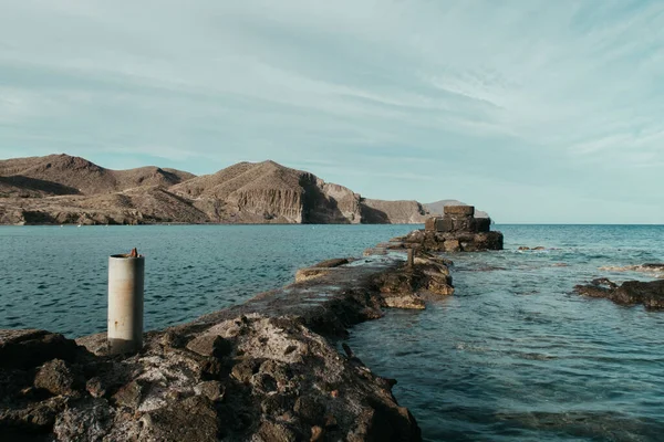 Hermoso Paisaje Mar Tranquilo Rodeado Acantilados Rocosos —  Fotos de Stock