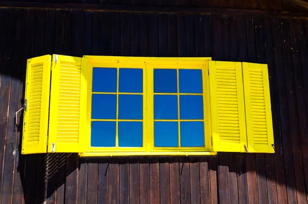 Eine Holzwand Mit Einem Offenen Hellgelben Fenster — Stockfoto