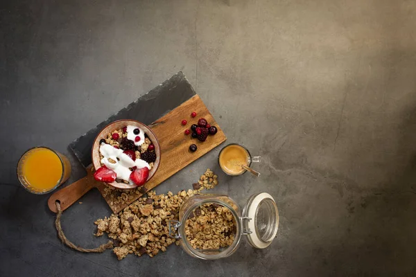 Вид Зверху Поживний Здоровий Сніданок Мюслі Йогуртом Сезонними Червоними Ягодами — стокове фото