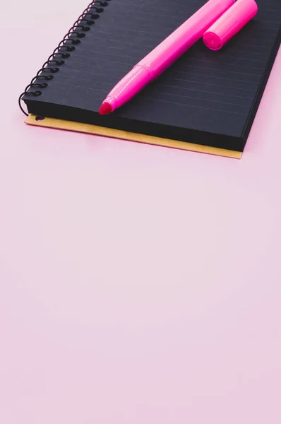 Tiro Vertical Caderno Marcador Rosa Uma Superfície Rosa — Fotografia de Stock