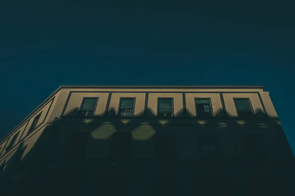 Plano Bajo Ángulo Edificio Con Una Sombra Abstracta — Foto de Stock