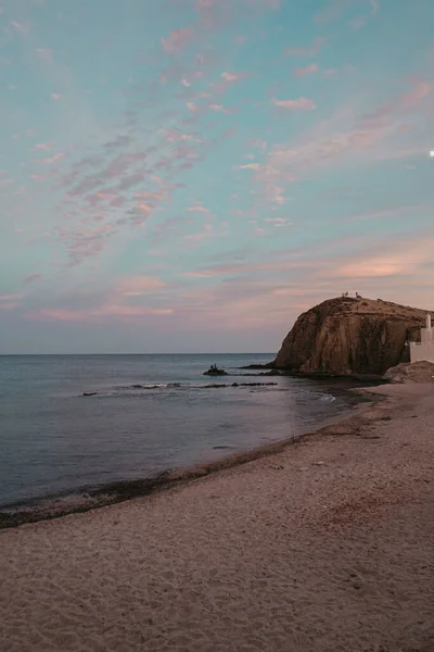 Hermoso Paisaje Mar Tranquilo Rodeado Acantilados Rocosos —  Fotos de Stock