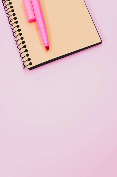 Een Verticaal Shot Van Een Notitieboek Een Roze Stift Een — Stockfoto