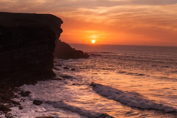 Océano Ondulado Brillando Bajo Atardecer Atravesando Las Nubes —  Fotos de Stock