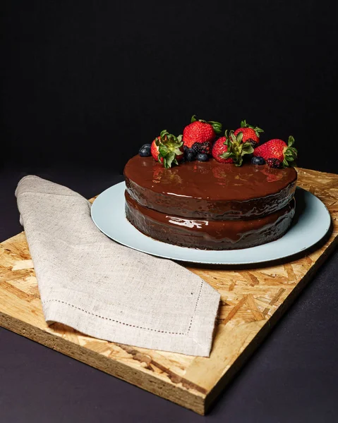 Tiro Vertical Delicioso Bolo Chocolate Decorado Com Morangos Mirtilos — Fotografia de Stock