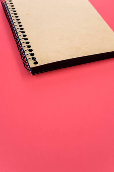 Una Toma Vertical Cuaderno Blanco Sobre Una Superficie Roja — Foto de Stock