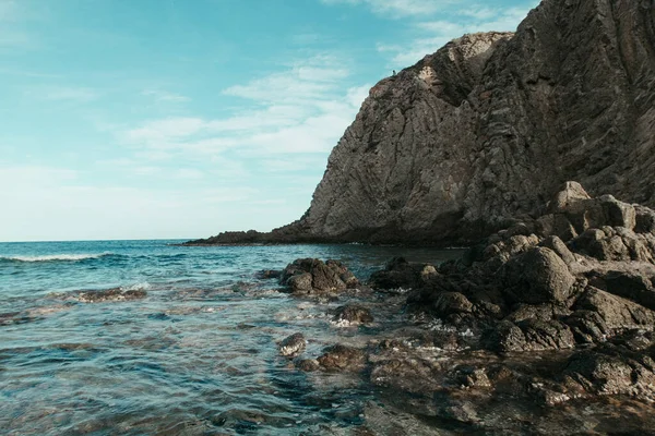 平静的大海上美丽的风景 四周是岩石峭壁 — 图库照片