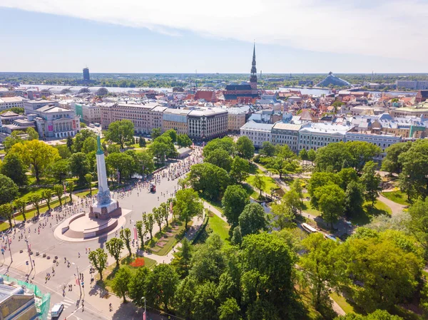 Una Vista Aérea Riga Con Gente Corriendo Hacia Estatua Libertad — Foto de Stock