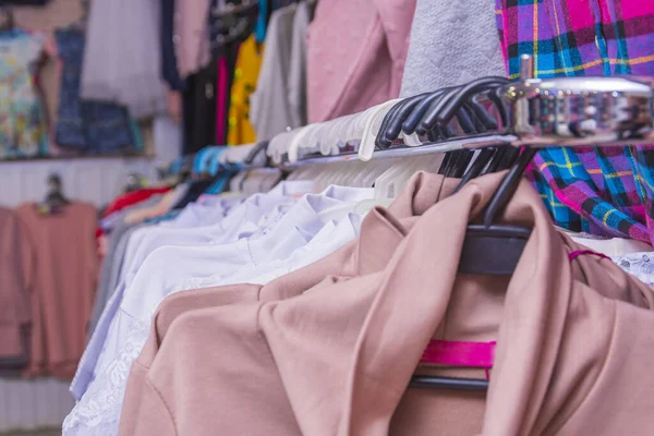 Lindas Roupas Femininas Verão Penduradas Cabides Balcão Vendas Loja — Fotografia de Stock