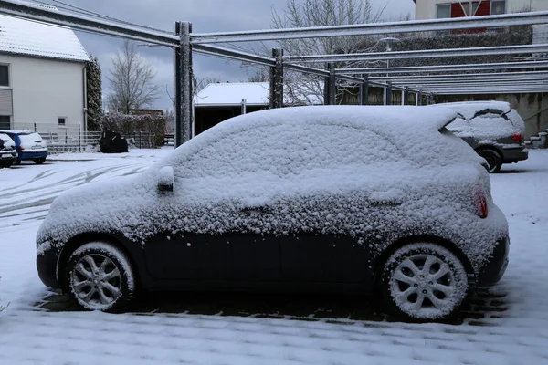 一辆被白雪覆盖的汽车的特写镜头 — 图库照片