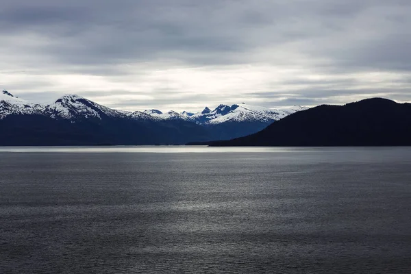 Sjö Med Snötäckta Berg Alaska — Stockfoto