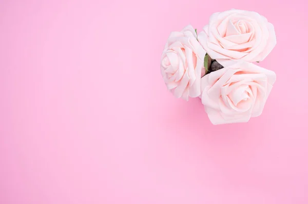 Een Bovenste Uitzicht Close Van Drie Kunstmatige Licht Roze Rozen — Stockfoto