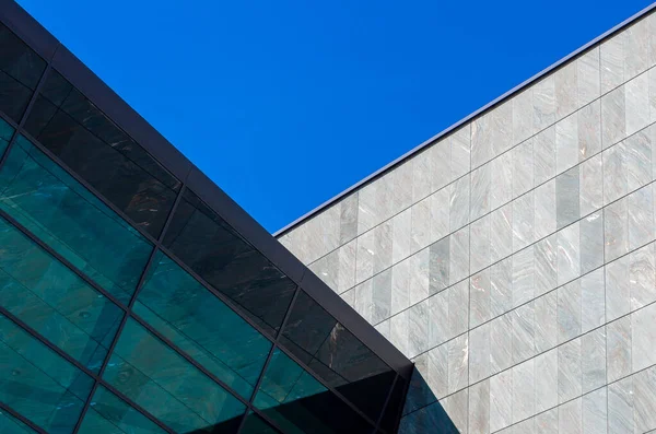 Fachada Pedra Cinzenta Edifício Moderno Com Janelas Vidro — Fotografia de Stock