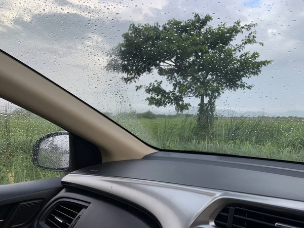 Vnitřek Auta Zaparkovaného Poli Pod Zataženou Oblohou Během Deště — Stock fotografie
