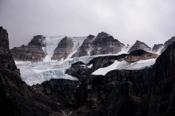 Scenic Shot Icy Mountain Tops Banff National Park Alberta Canada — Foto Stock