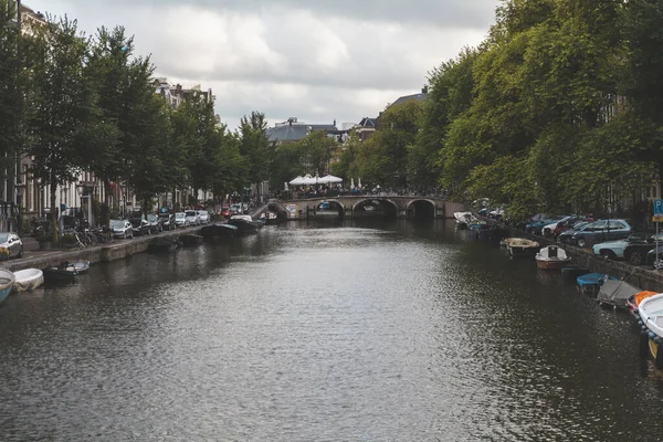 Piękne Ujęcie Kanału Wodnego Centrum Amsterdamu Pochmurny Dzień — Zdjęcie stockowe