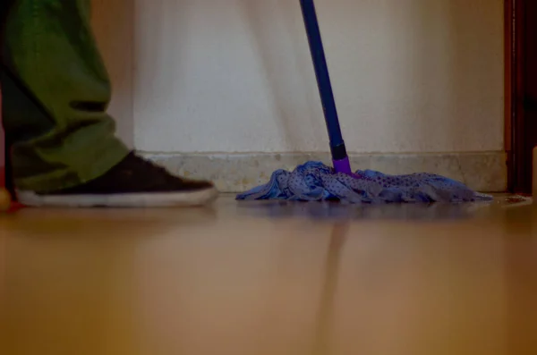 Die Reinigung Eines Glatten Bodens Mit Einem Wischmopp — Stockfoto