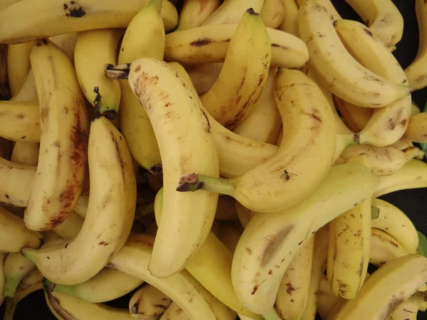 Coup Tête Bananes Fraîches Dans Tas Sur Marché — Photo