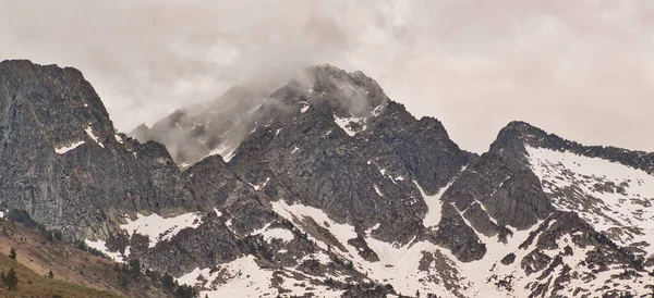 Salida Del Sol Sobre Las Montañas Los Pirineos Catalanes Durante — Foto de Stock