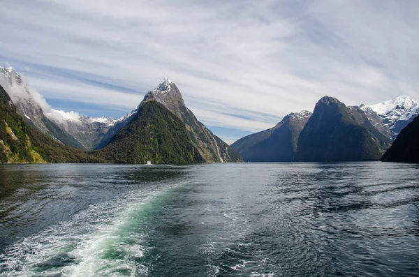 뉴질랜드의 밀퍼드 사운드에 호수와 — 스톡 사진