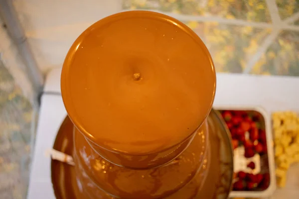 Вид Зверху Солодкий Шоколад Капає Шоколадного Фонтану — стокове фото