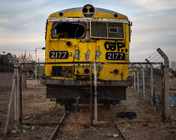 メンドーサ アルゼンチン 2020年9月22日 放棄された列車がメンドーサ アルゼンチンのデポで処分されるのを待っています — ストック写真