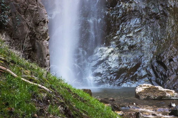 Disparo Vertical Una Cascada Rocosa Cerca Hierba — Foto de Stock