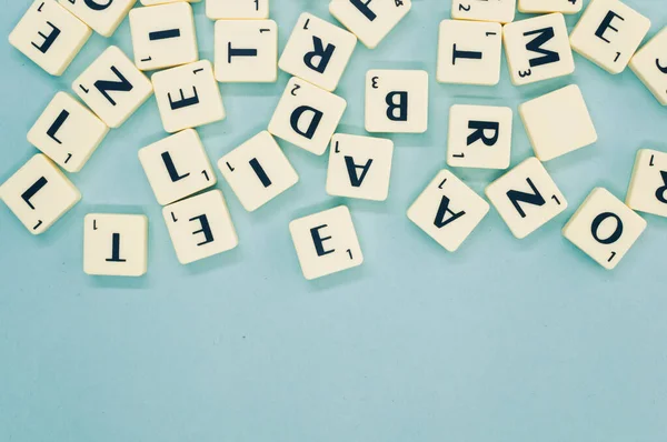 Uma Vista Superior Das Letras Alfabeto Nas Peças Madeira Superfície — Fotografia de Stock
