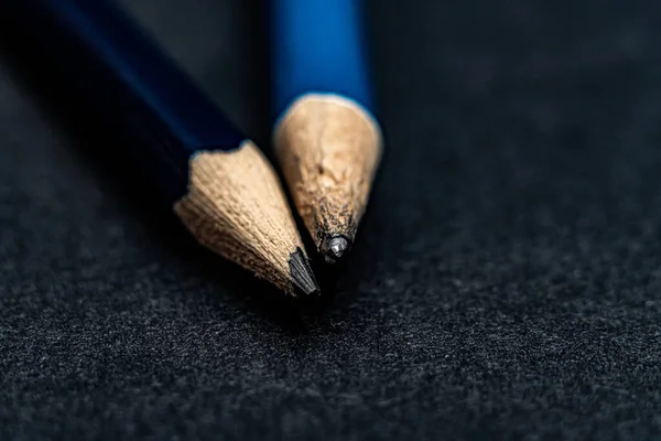 Nahaufnahme Zweier Gebrauchter Bleistifte Auf Schwarzem Hintergrund — Stockfoto