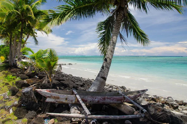 Stará Dřevěná Loď Břehu Obklopená Mořem Palmami Ostrově Savai Samoa — Stock fotografie