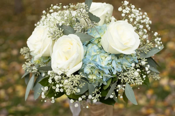 Közelkép Gyönyörű Esküvői Csokorról Fehér Rózsákkal — Stock Fotó