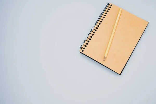 Duże Ujęcie Kąta Notebooka Ołówka Niebieskiej Powierzchni — Zdjęcie stockowe