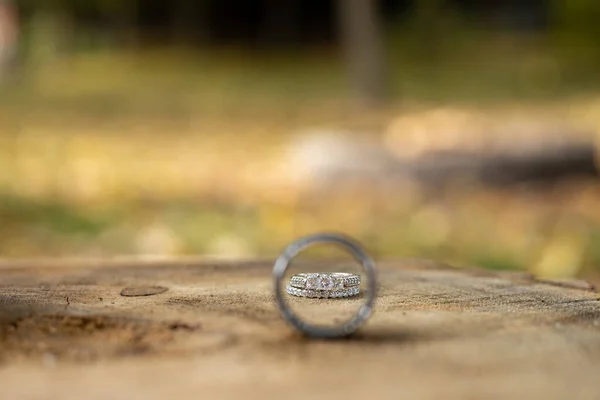 Uma Foto Close Das Belas Alianças Casamento Madeira — Fotografia de Stock